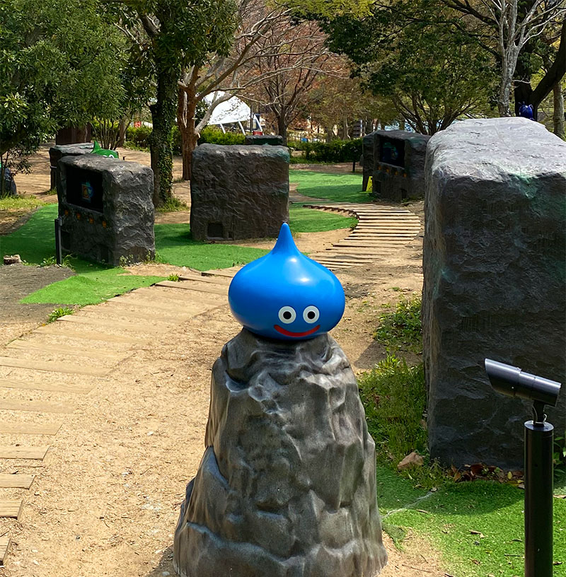 Estátua de Slime no campo de Dragon Quest Island